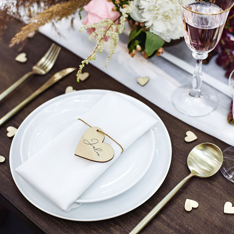 Table de mariage champêtre avec coeurs en bois