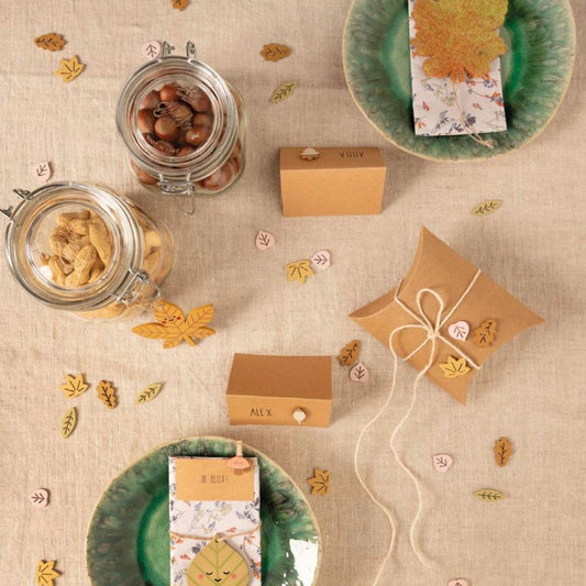 Fête à thème : lot de confettis avec feuilles d'automne en bois