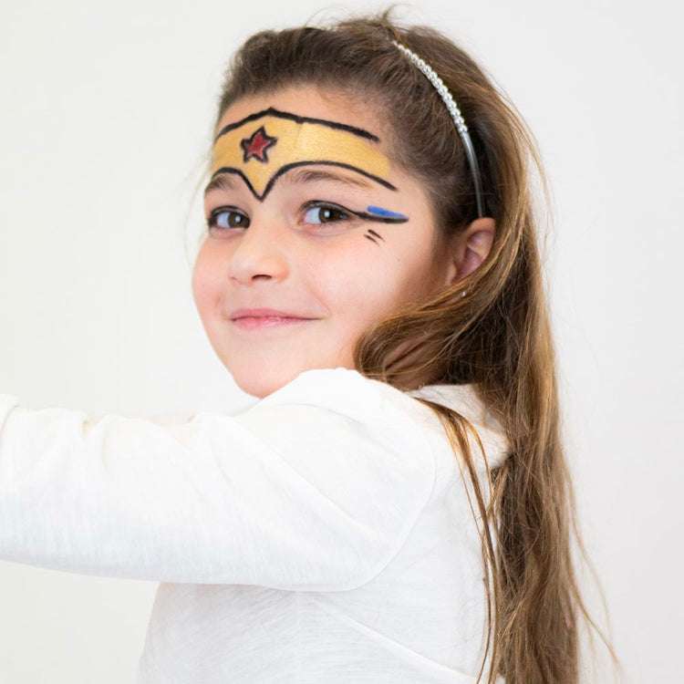 Maquillage fille wonder woman avec crayons vegan namaki