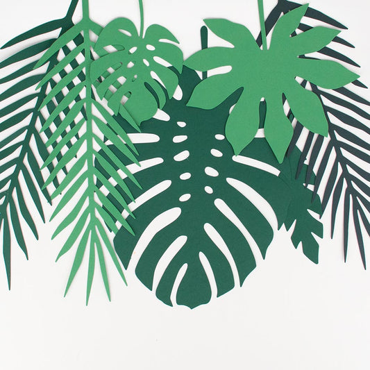 Decoration anniversaire tropicale avec feuilles en papier tropcales vertes