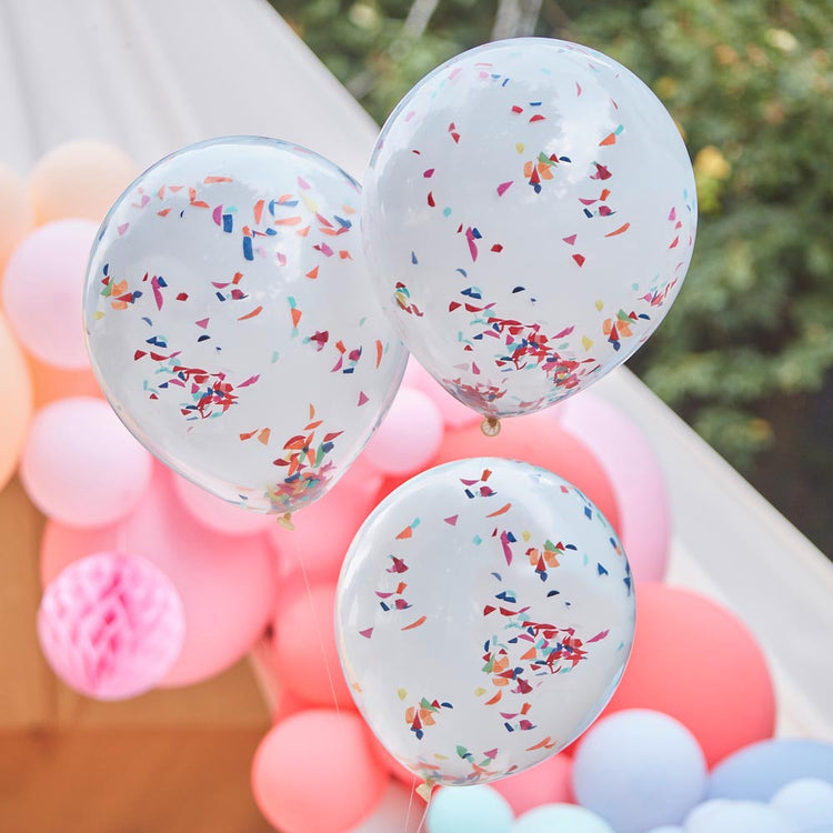La décoration d'anniversaire par ginger ray avec ballons confettis