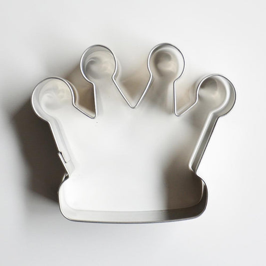 Un emporte pièce en forme de couronne pour faire des biscuits de fête royal