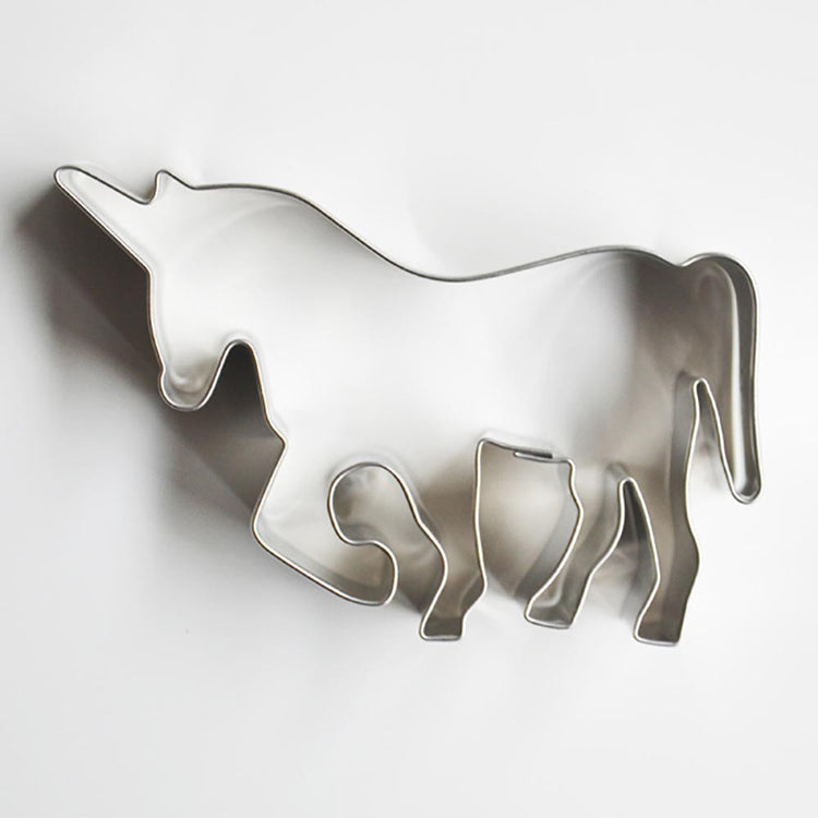 Emporte piece en forme de licorne pour des biscuits d'anniversaire fille