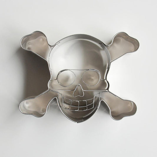 Emporte piece en forme de tête de mort pour des biscuits d'anniversaire pirate