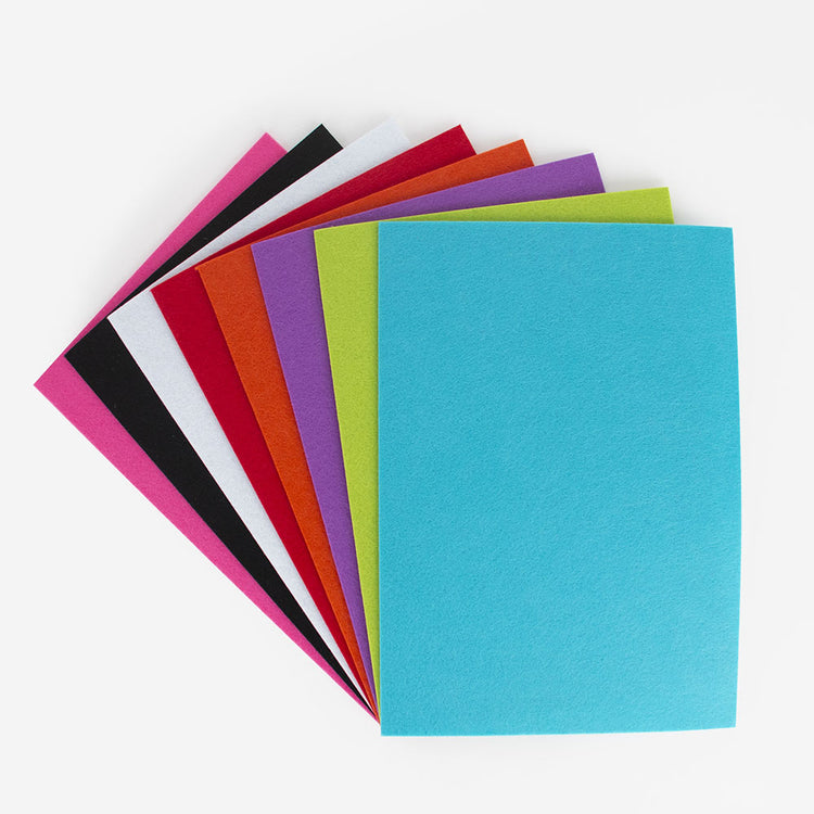 Feuilles de feutrine colorées prêtes à être découpées pour un atelier créatif