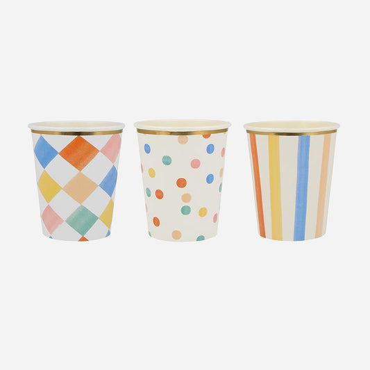 Gobelets en carton motif colorés pour decoration de table anniversaire