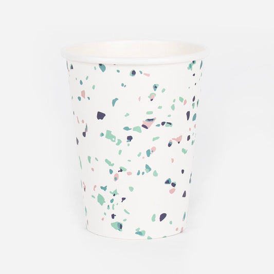 Table de fete tendance : gobelets motif terrazzo pour table de mariage