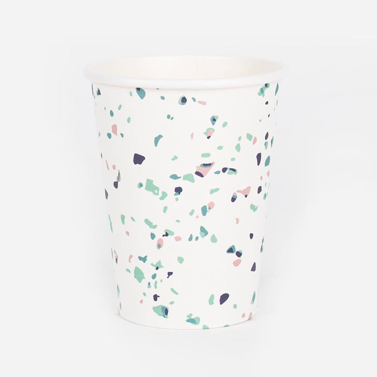 Table de fete tendance : gobelets motif terrazzo pour table de mariage