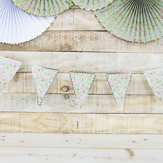 Décorations fete fleurs : guirlande en papier et rosaces liberty