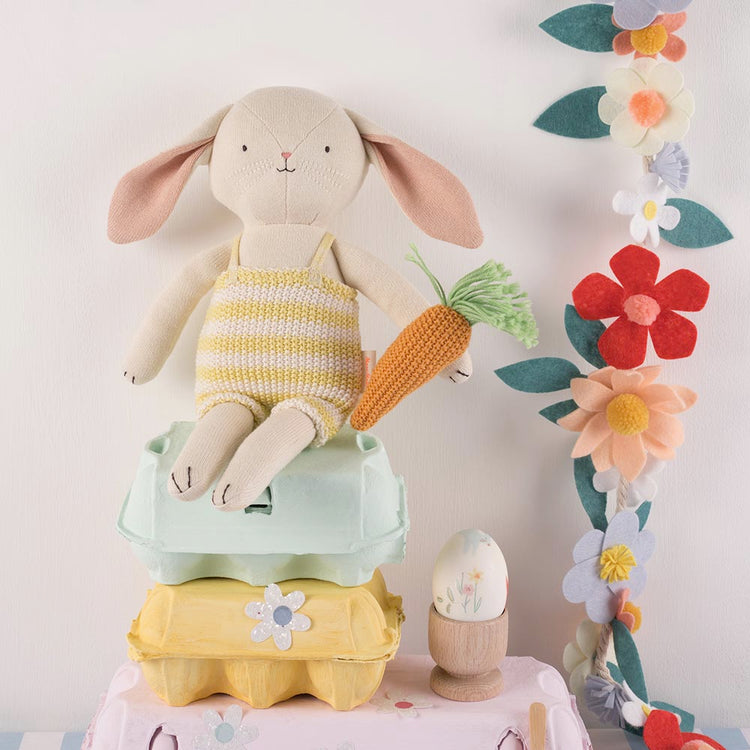 Decoration anniversaire estivale : guirlande de fleurs en feutrine