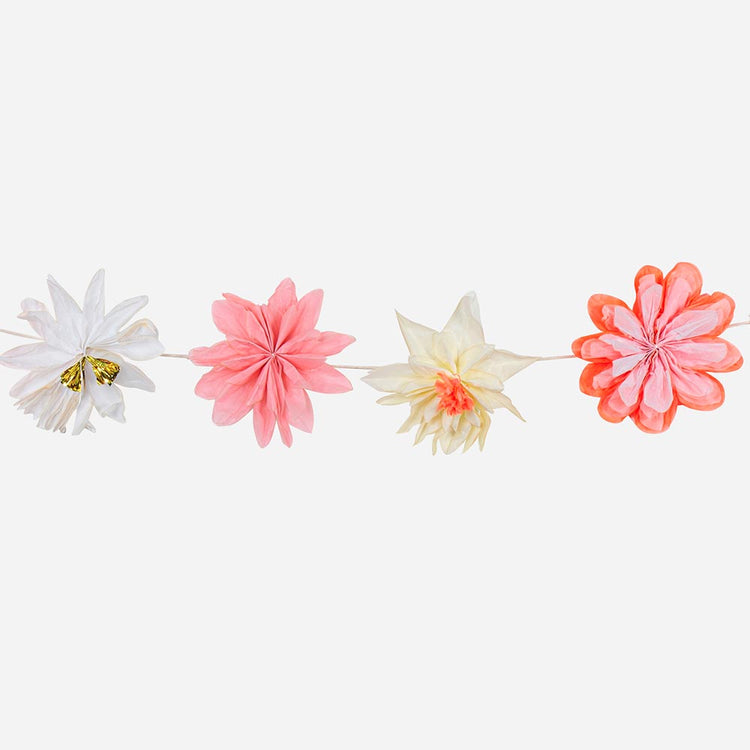 Détail guirlande de fleurs en papier rose, blanche et dorée pour déco fete