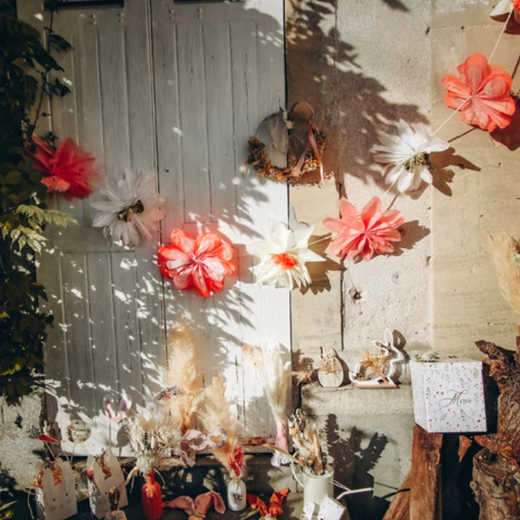 Déco aniversaire fille jardin avec guirlande fleurs en papier rose