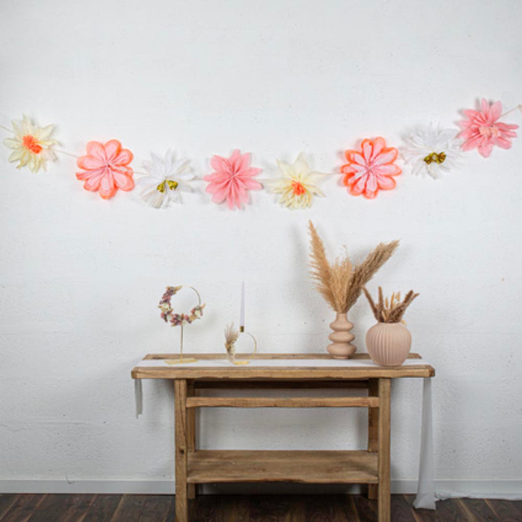 Guirlande de fleurs géantes en papier rose pour deco anniversaire fille