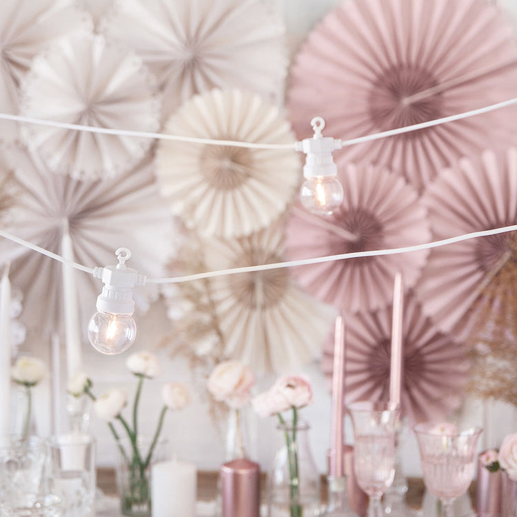 Décoration de mariage pastel avec guirlande lumineuse