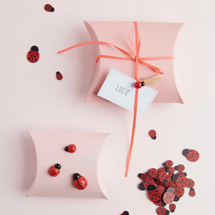 Confettis en bois coccinelle pour decoration de table fete originale