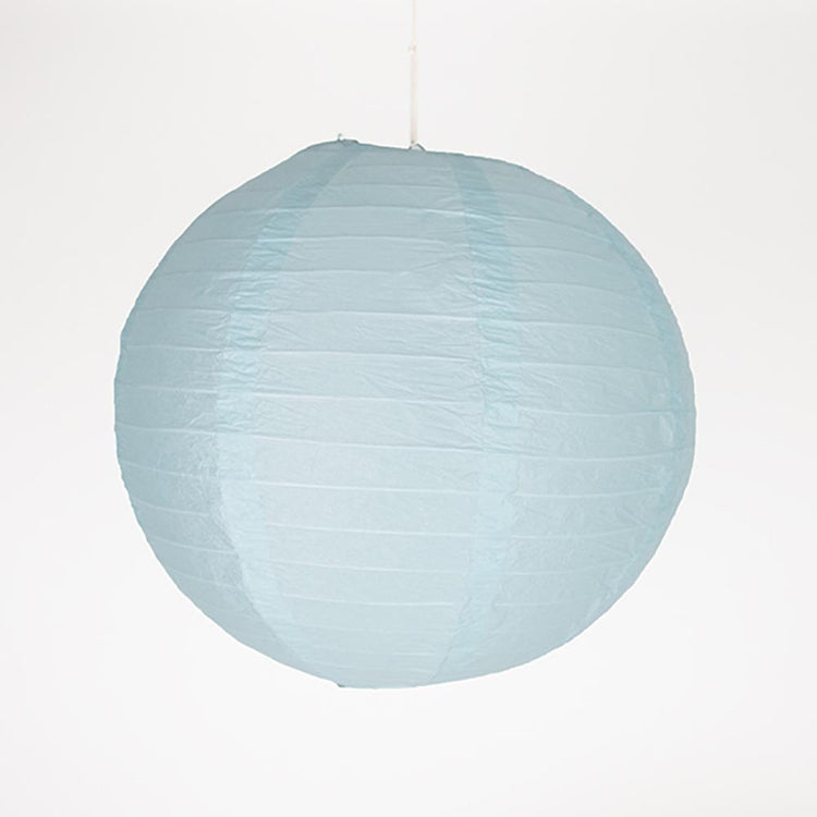 Boule en papier bleu clair à suspendre pour décoration de fête pastel