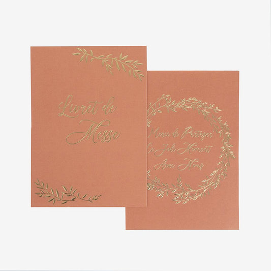 Idee decoration mariage boheme : livrets de messe terracotta et doré