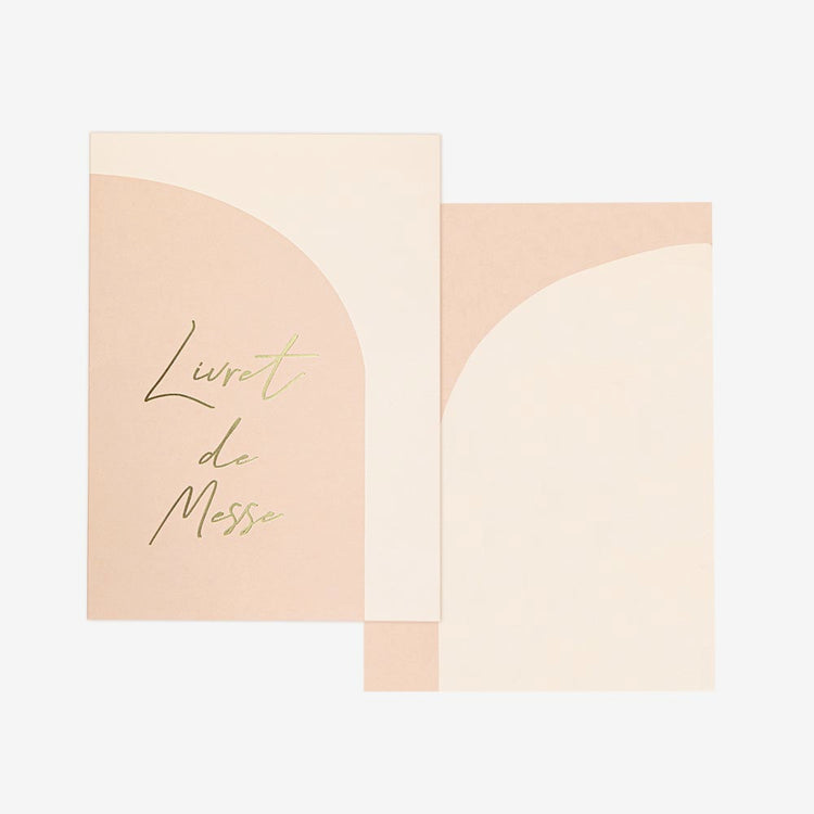 Idee decoration mariage boheme : livrets de messe blush nude