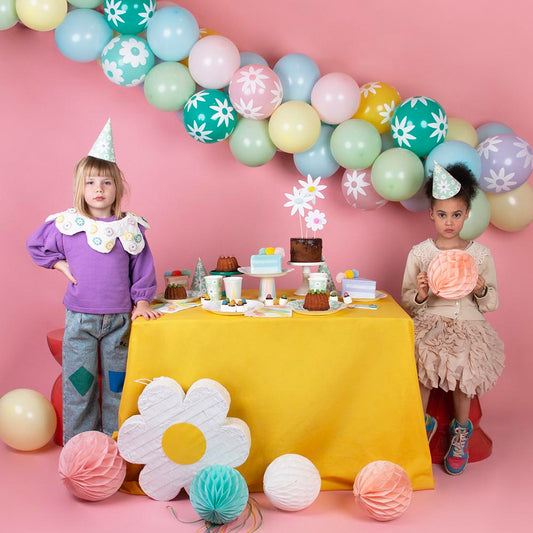 Idee cadeau invité pochette surprise anniversaire : 1 badge marguerite