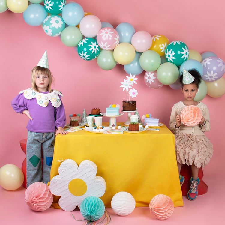 Arche de ballons pastel et déco printanière pour aniversaire et fetes