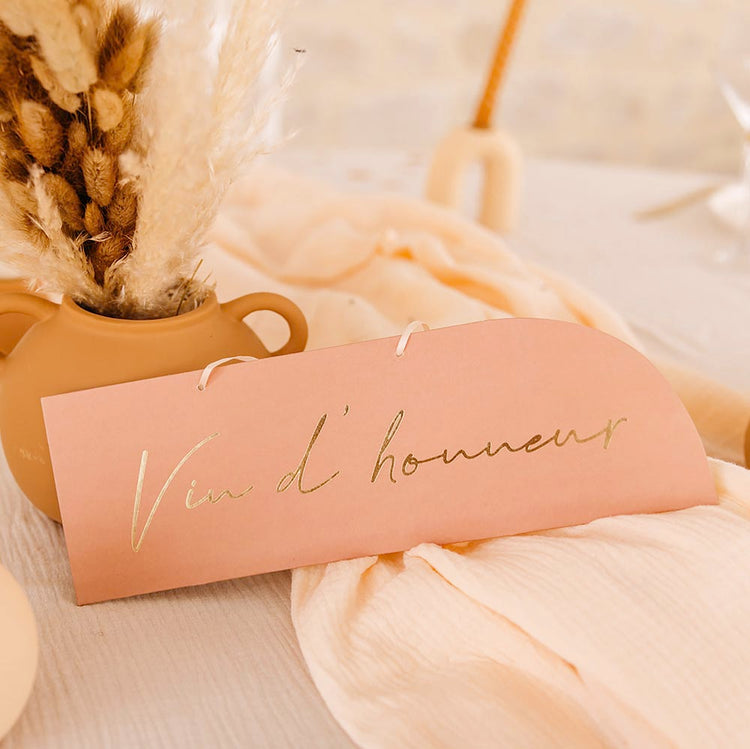 Idee originale pour mariage : 3 flèches directionnelles blush nude