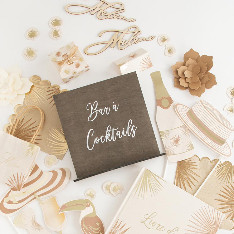 Déco de mariage avec marque place en bois et déco exotique