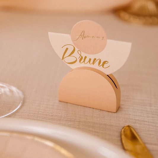 Idee decoration de table mariage chic : 9 marques places amour blush