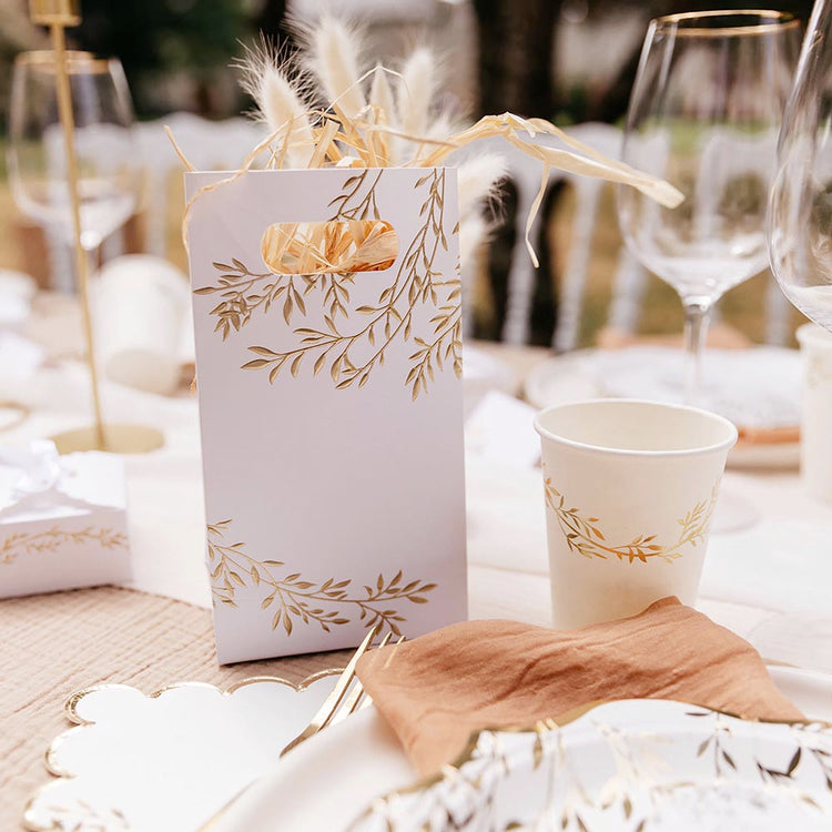 Decoration de table bapteme chic : 8 gobelets motif brins dorés