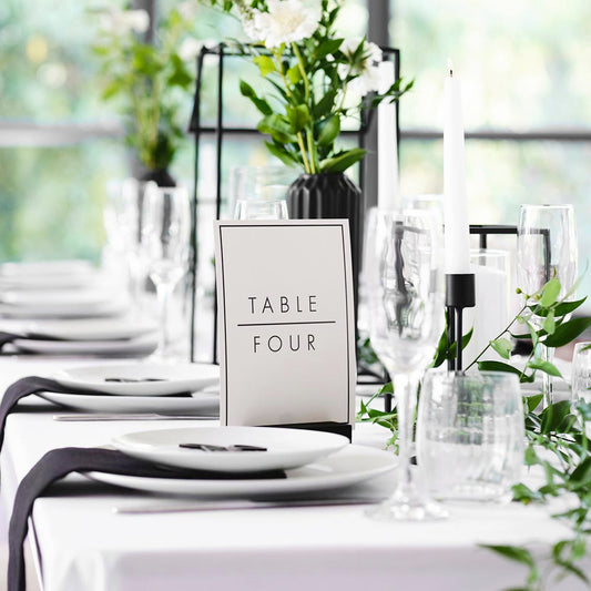 Marques tables noir et blanc pour decoration de table mariage