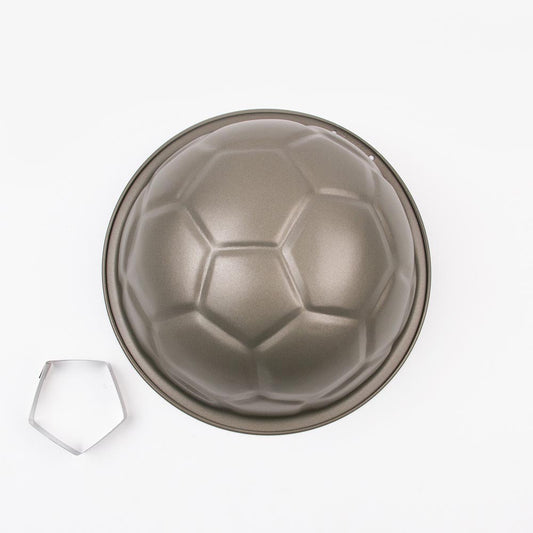 Gateau anniversaire garçon : mmoule en forme de ballon de foot