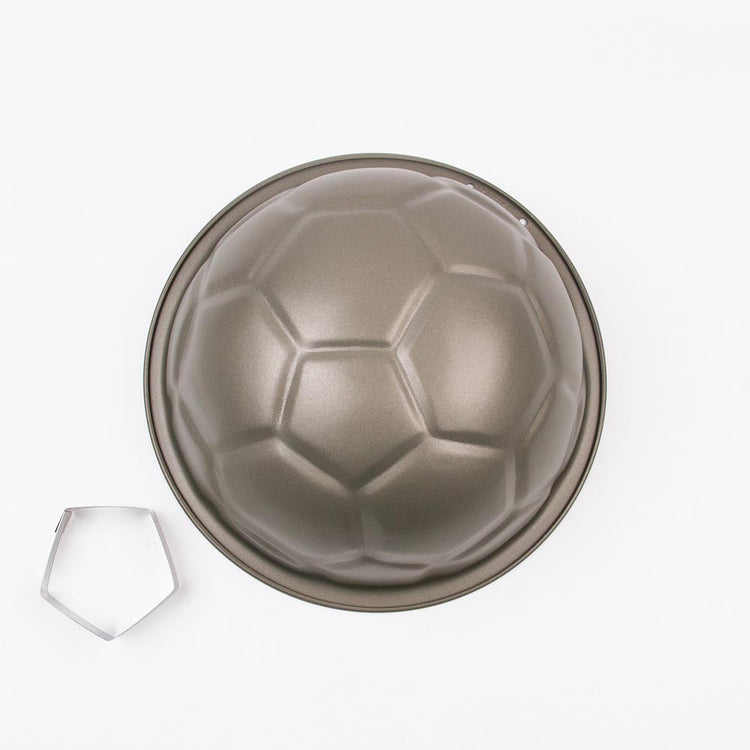 Gateau anniversaire garçon : mmoule en forme de ballon de foot