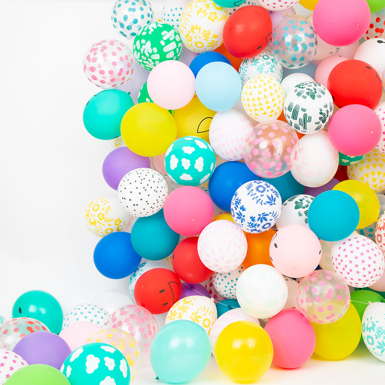 mur de ballons multicolore pour deco anniversaire enfant
