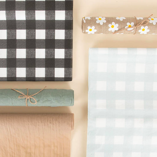 Décoration de table anniversaire : nappe avec motifs vichy