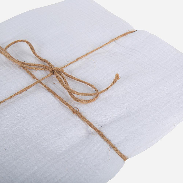 Détail nappe en gaze de coton blanche pour décoration de table