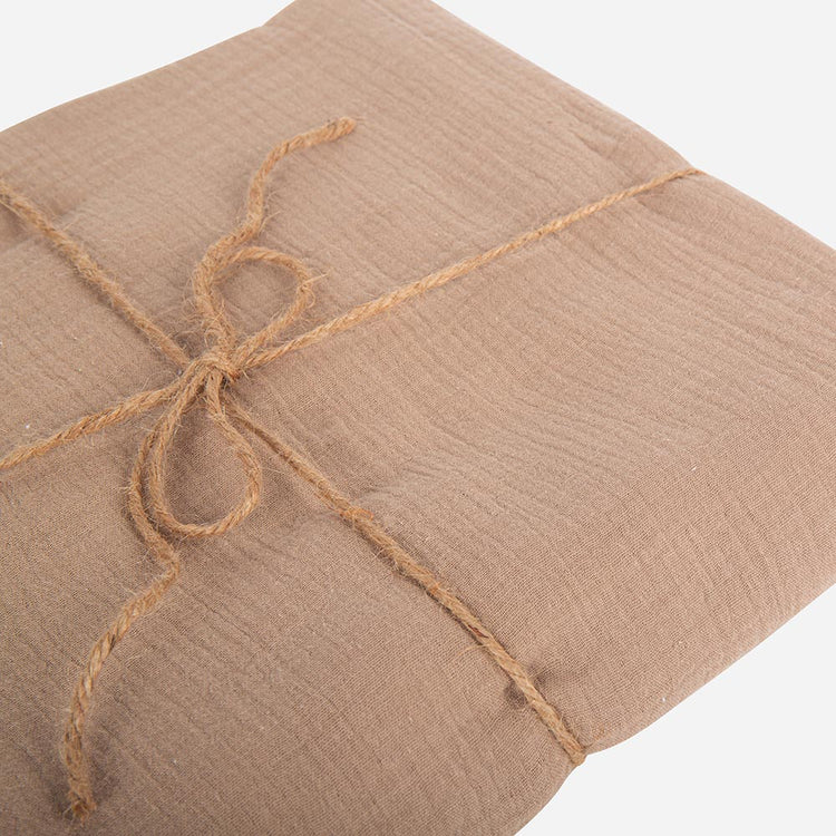 Longue nappe couleur taupe très bonne qualité pour table de mariage