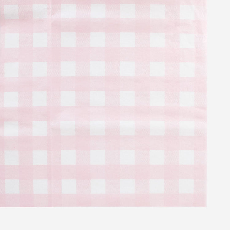Une nappe en papier épais au motif vichy rose et blanc de fabrication française