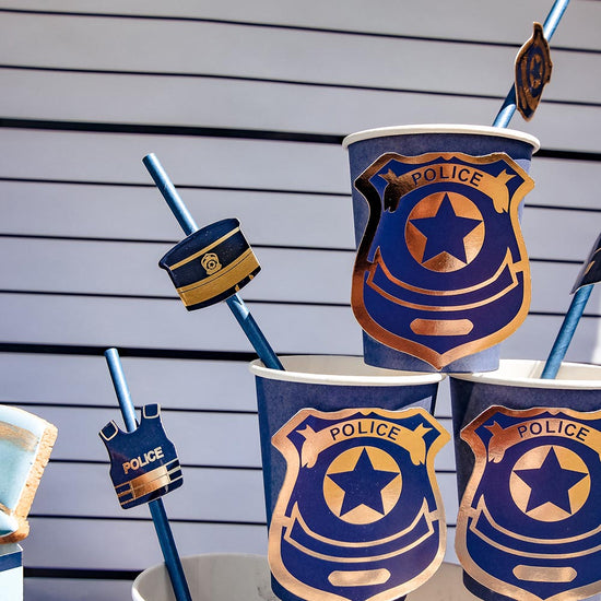Pyramise de gobelets et pailles pour deco table anniversaire thème police