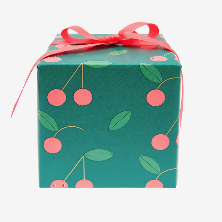 Paquet cadeau anniversaire avec papier cadeau motif cerises rouges