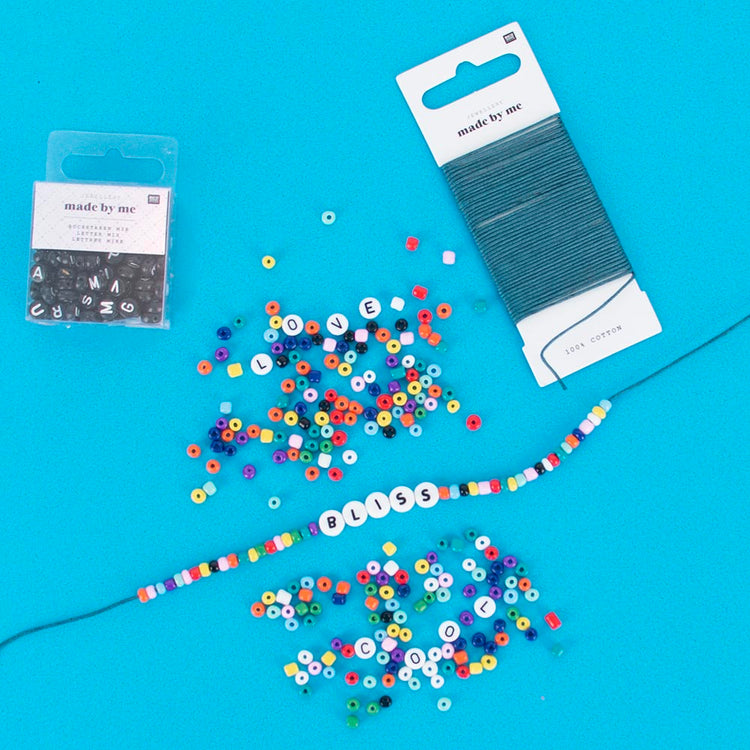 Atelier anniversaire fille : bracelets personnalisés avec perles alphabet