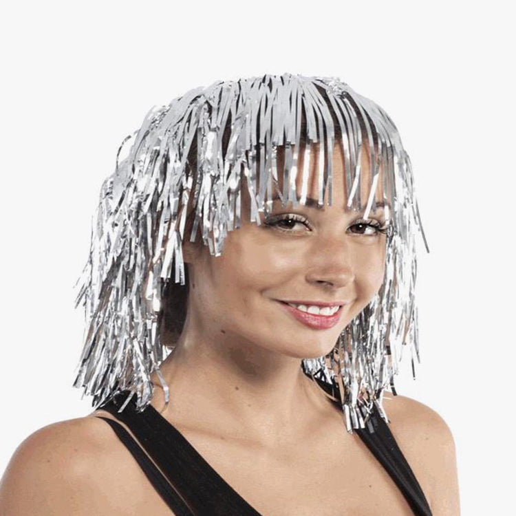 Soirée déguisée : perruque métallique argentée à frange