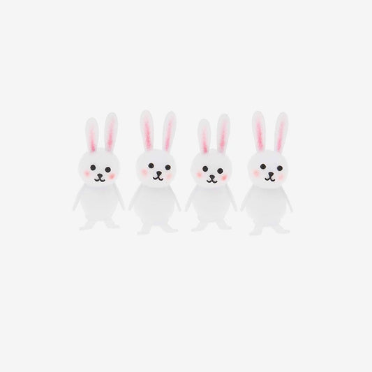 4 petits lapins blancs à mettre en decoration de table Pâques