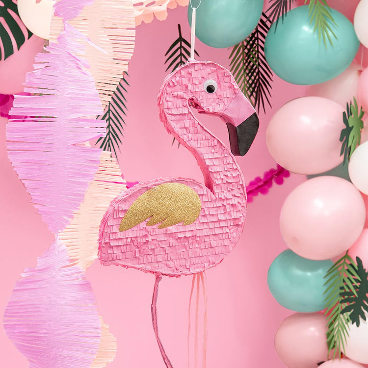 Décoration anniversaire fille : pinata flamant rose et ambiance tropicale