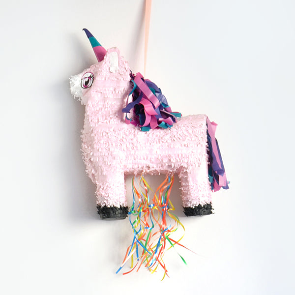 Une pinata forme de licorne pour anniversaire endiablé thème princesses fées