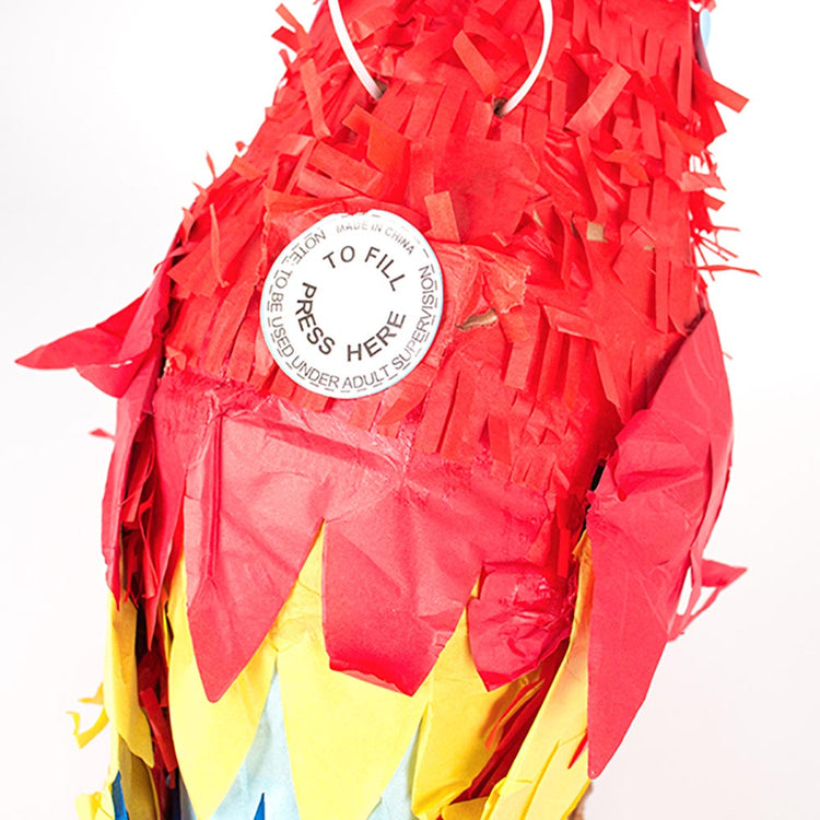 Comment remplir une pinata en forme de perroquet? Avec des bonbons !