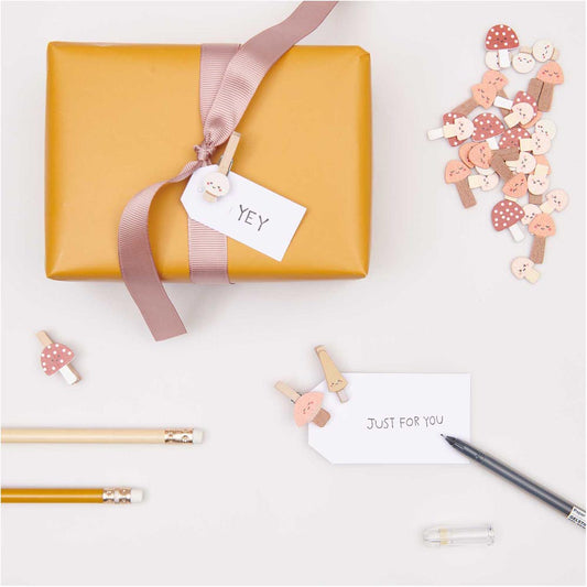 Goodies : petites pinces en bois avec des champignons colores