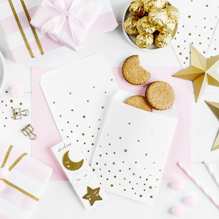 glisser des petits cadeaux dans des pochettes surprises dorées