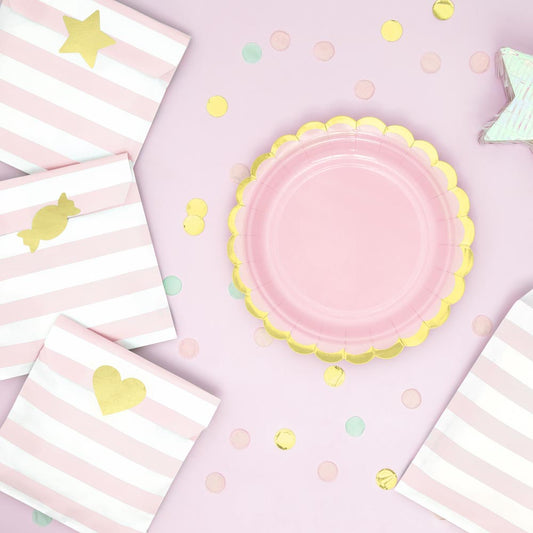 Décoration baby shower fille avec pochettes rayures rose et vaisselle rose