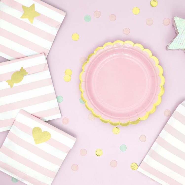 Décoration baby shower fille avec pochettes rayures rose et vaisselle rose