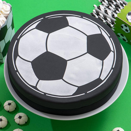 Anniversaire foot : faire un gateau ballon de foot avec un pochoir