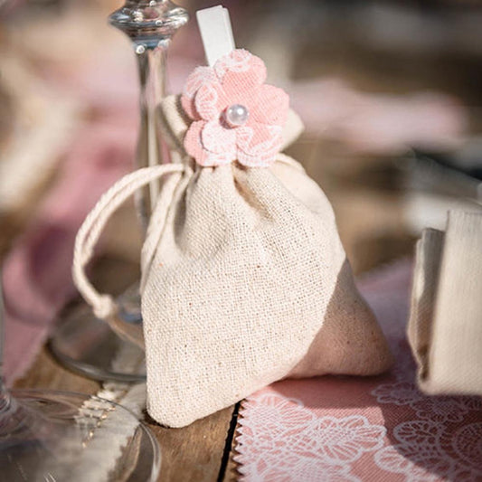 Pochon lin beige avec fleur : cadeau invités mariage, baptême fille